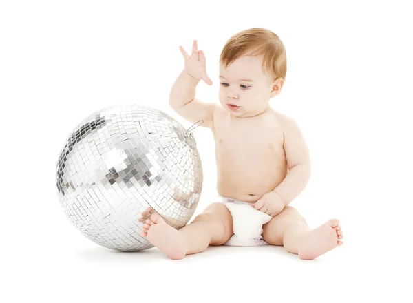 Imádnivaló baba fiú nagy disco labdát — Stock Fotó
