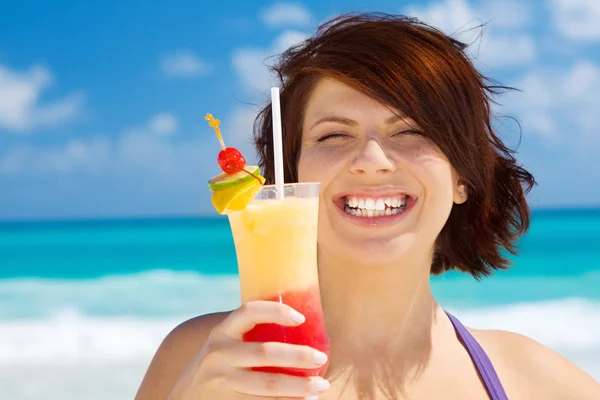 Glückliche Frau mit buntem Cocktail — Stockfoto