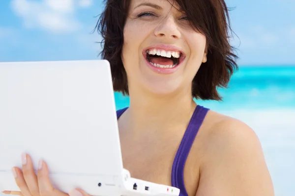 Donna con computer portatile sulla spiaggia — Foto Stock