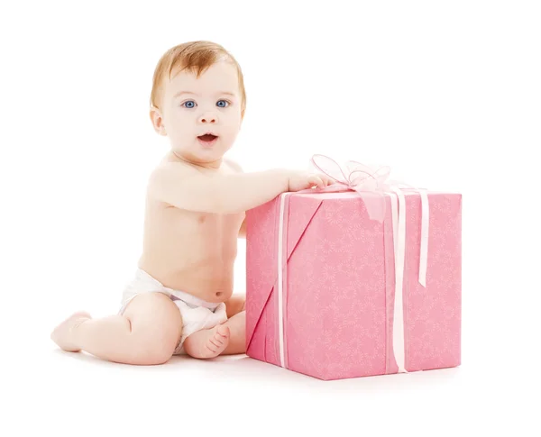Мальчик с большой подарочной коробкой — стоковое фото