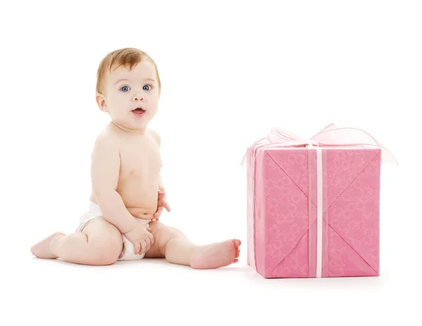 Bambino con grande confezione regalo — Foto Stock