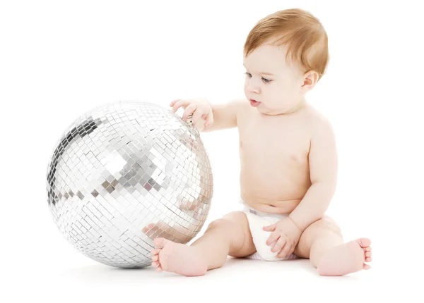 Imádnivaló baba fiú nagy disco labdát — Stock Fotó