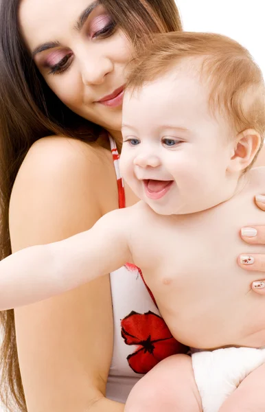 Babyjongen in handen van de moeder — Stockfoto