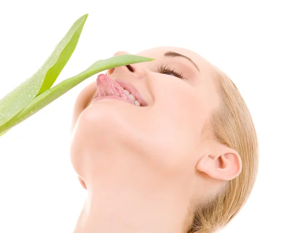 Счастливая женщина с зеленым листом — стоковое фото