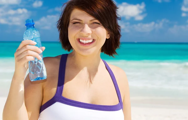 Szczęśliwa kobieta z butelką wody — Zdjęcie stockowe