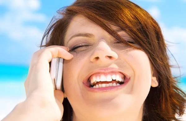 Mujer feliz con teléfono celular — Foto de Stock