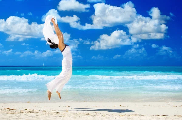 Счастливая женщина с белым саронгом — стоковое фото