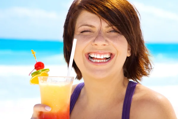 Glad kvinna med färggrann cocktail — Stockfoto