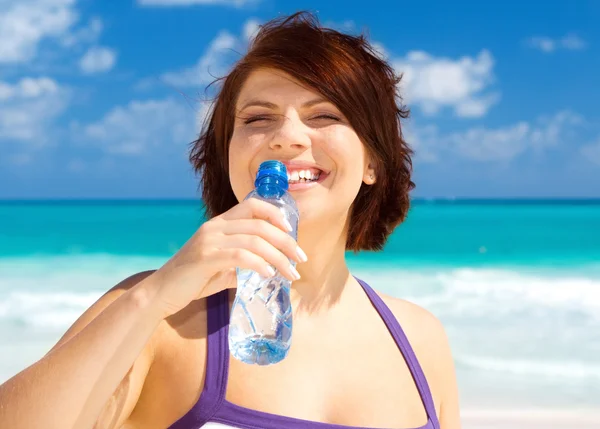 Szczęśliwa kobieta z butelką wody — Zdjęcie stockowe