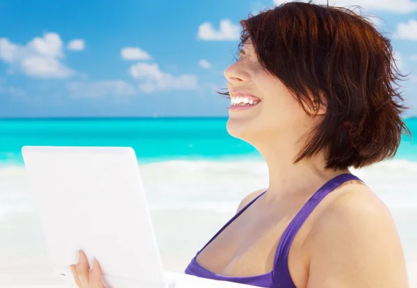 Женщина с ноутбуком на пляже — стоковое фото