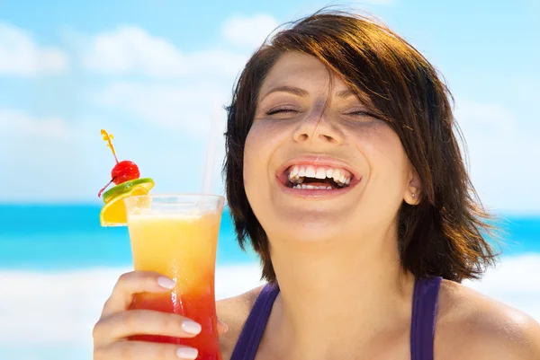 Счастливая женщина с красочным коктейлем — стоковое фото