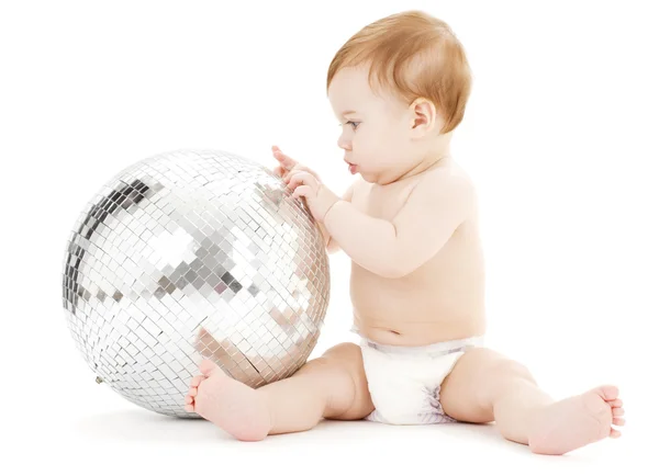 Αξιολάτρευτο μωρό αγόρι με μεγάλη disco μπάλα — Φωτογραφία Αρχείου