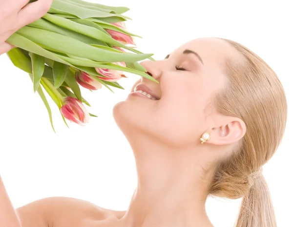 Gelukkige vrouw met bloemen — Stockfoto
