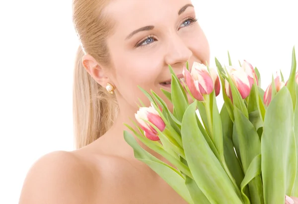 Szczęśliwa kobieta z kwiatami — Zdjęcie stockowe