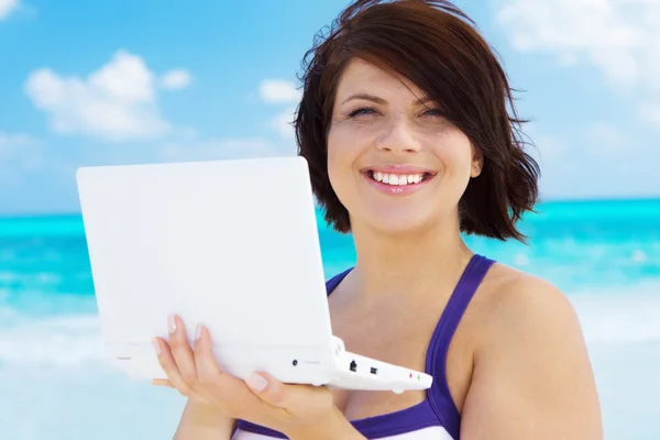 ビーチでラップトップ コンピューターを持つ女性 — ストック写真