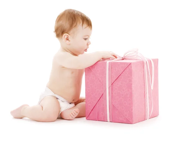 Büyük hediye kutusu ile erkek bebek — Stok fotoğraf