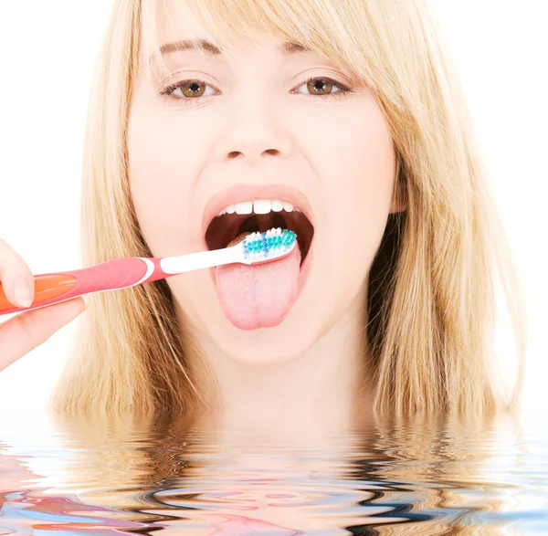 Gelukkig meisje met tandenborstel — Stockfoto