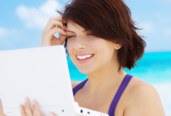 Woman with laptop computer on the beach — Stock Photo, Image