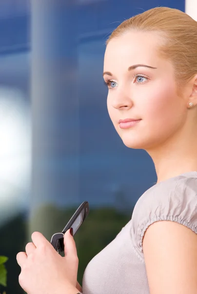 휴대 전화를 가진 아름 다운 여자 — 스톡 사진
