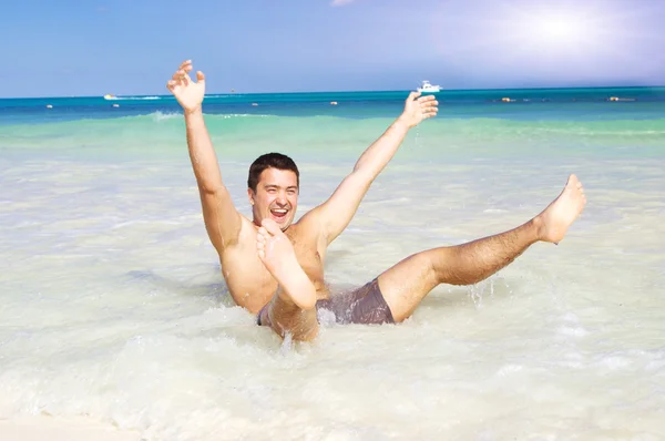 Šťastný muž na pláži — Stock fotografie