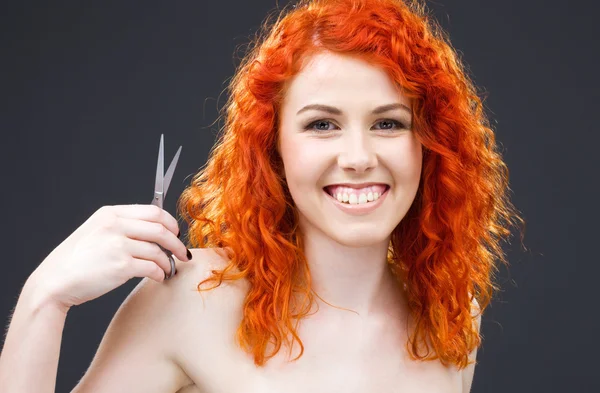 用剪刀的红发 — 图库照片