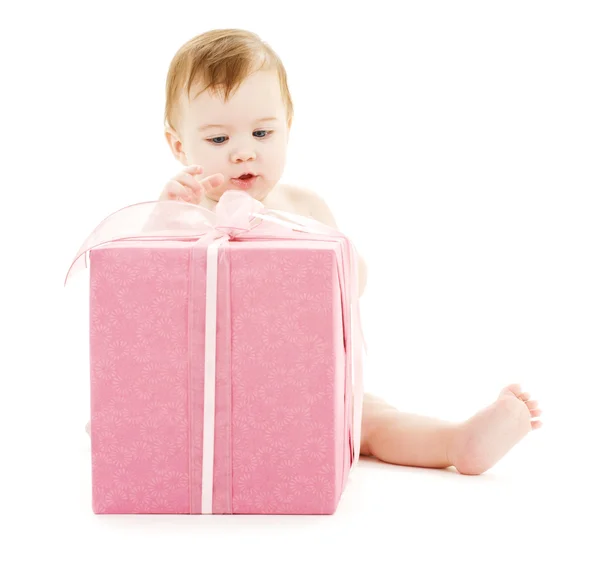 Bambino con grande confezione regalo — Foto Stock