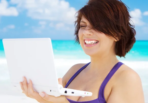 Kobieta z laptopa na plaży — Zdjęcie stockowe