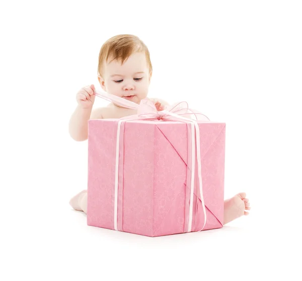 Bambino con grande confezione regalo — Foto Stock