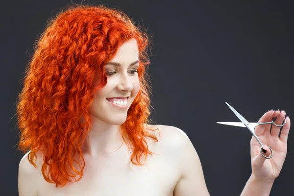 用剪刀的红发 — 图库照片