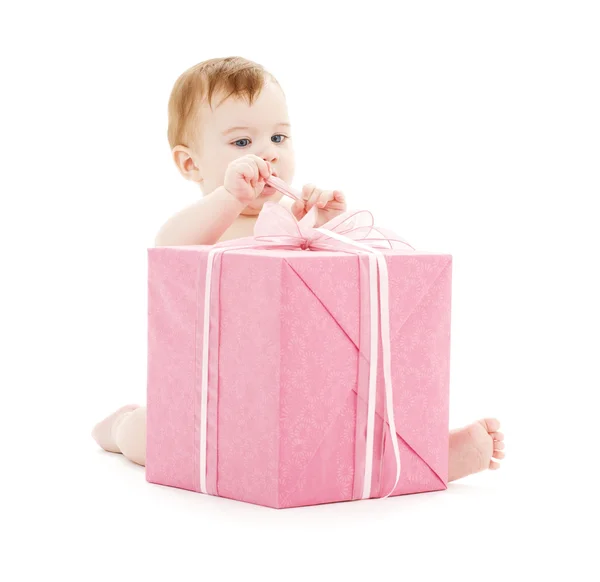 Дитячий хлопчик з великою подарунковою коробкою — стокове фото