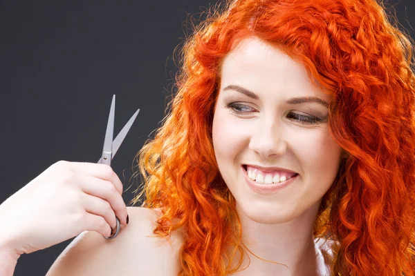 Redhead met een schaar — Stockfoto