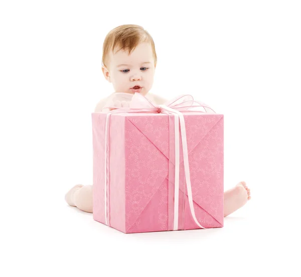 Büyük hediye kutusu ile erkek bebek — Stok fotoğraf