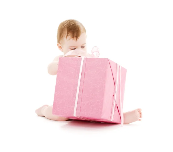 Niño con caja de regalo grande —  Fotos de Stock