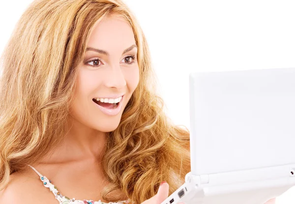 便携式计算机的幸福女人 — 图库照片