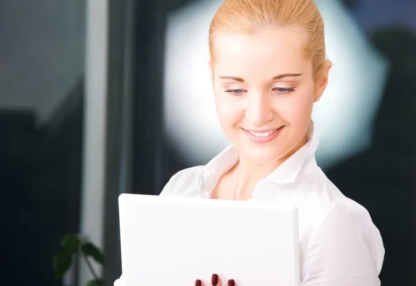 Glückliche Geschäftsfrau mit Laptop — Stockfoto