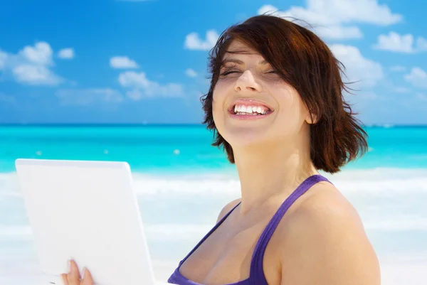 Mujer con ordenador portátil en la playa —  Fotos de Stock