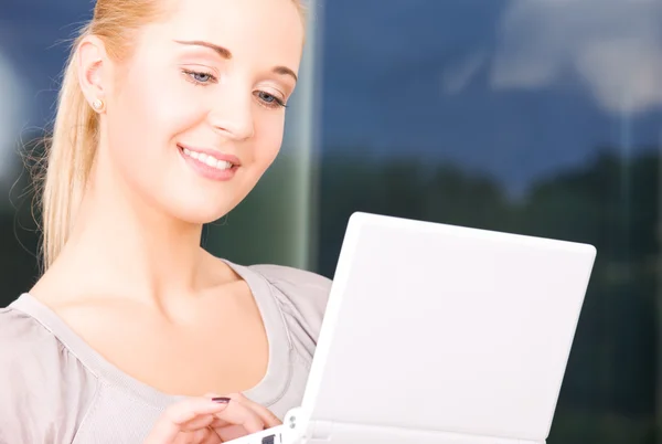 Dizüstü bilgisayar ile mutlu iş kadını — Stok fotoğraf