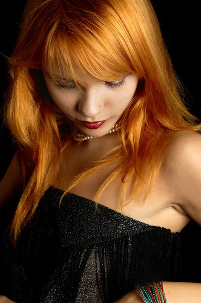 黑暗的红发肖像 — 图库照片