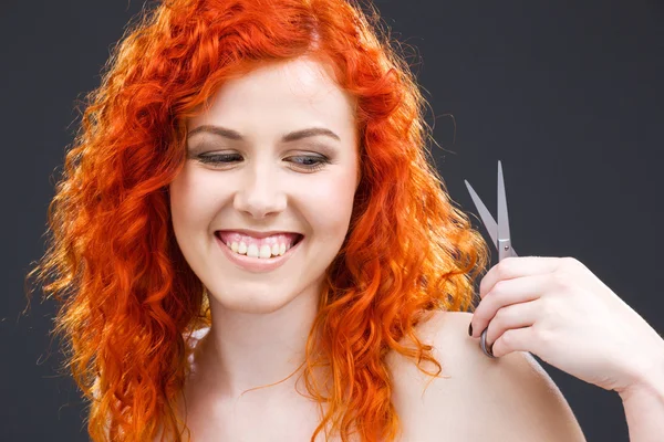 Redhead met een schaar — Stockfoto