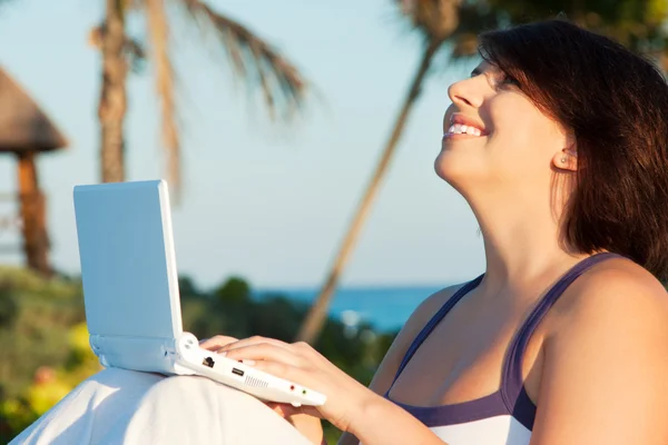 Schöne Frau mit Laptop-Computer — Stockfoto
