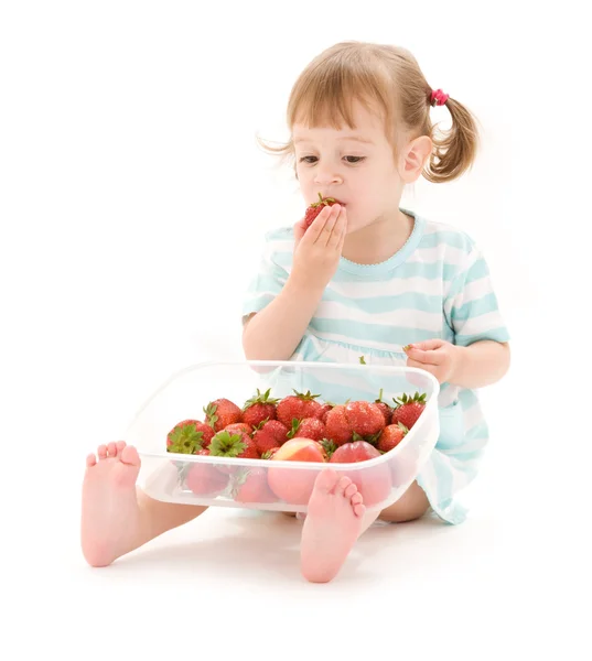 Liten flicka med jordgubbe — Stockfoto