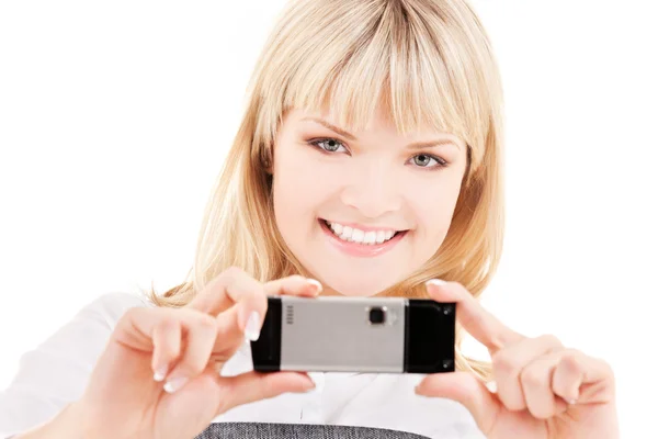 Šťastná žena pomocí telefonu fotoaparát — Stock fotografie