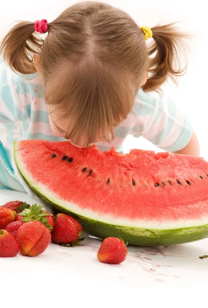Meisje met aardbei en watermeloen — Stockfoto