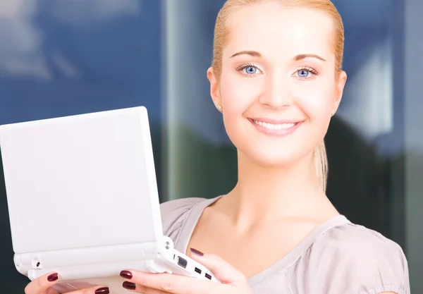 Dizüstü bilgisayar ile mutlu iş kadını — Stok fotoğraf