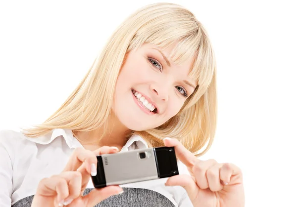 Gelukkige vrouw met behulp van de camera van de telefoon — Stockfoto