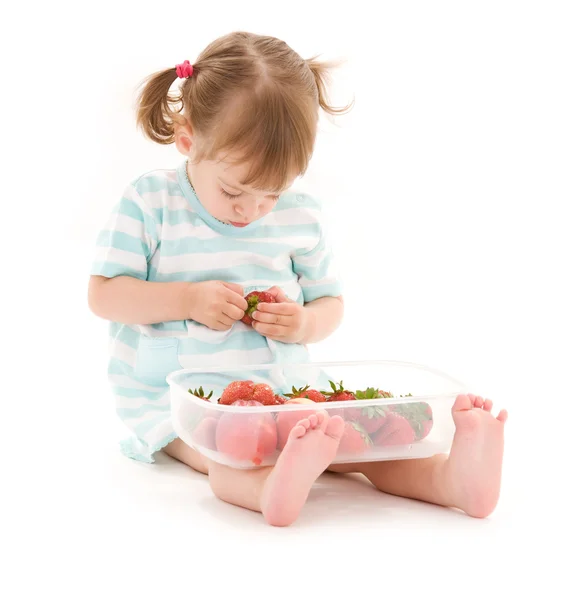 딸기와 어린 소녀 — 스톡 사진