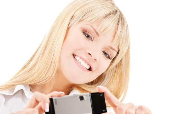 Счастливая женщина с помощью камеры телефона — стоковое фото