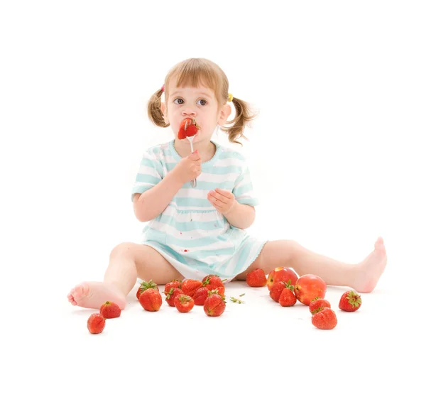 Holčička s jahodou — Stock fotografie