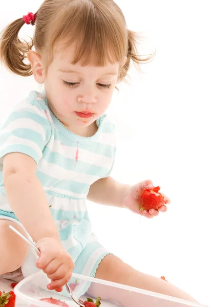 Κοριτσάκι με φράουλα — Φωτογραφία Αρχείου