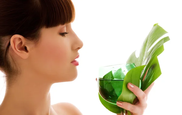 Kobieta z zielonych liści i szklankę wody — Zdjęcie stockowe
